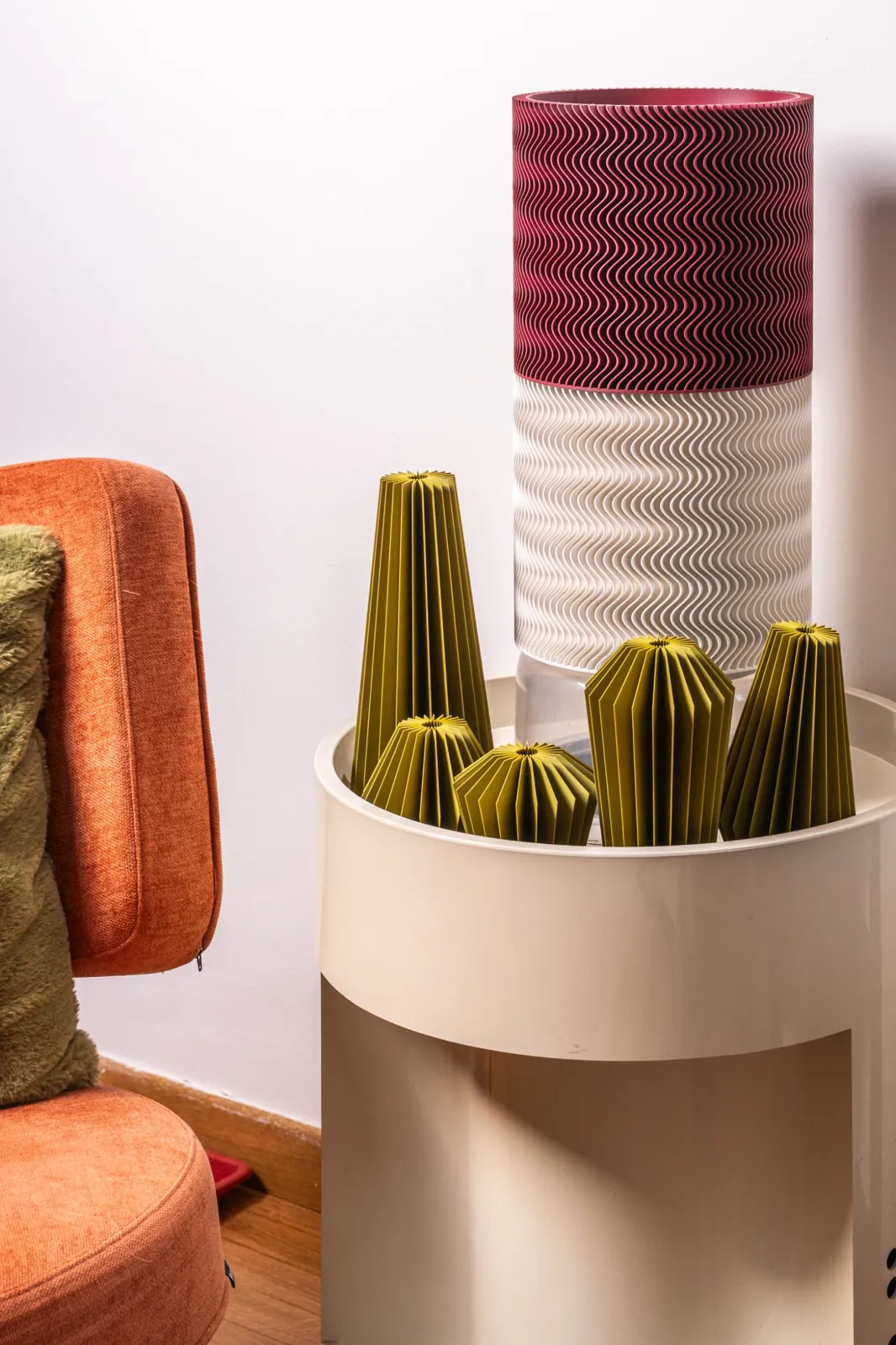Vasi Origami e vaso a onde STUDIO38D in un interno