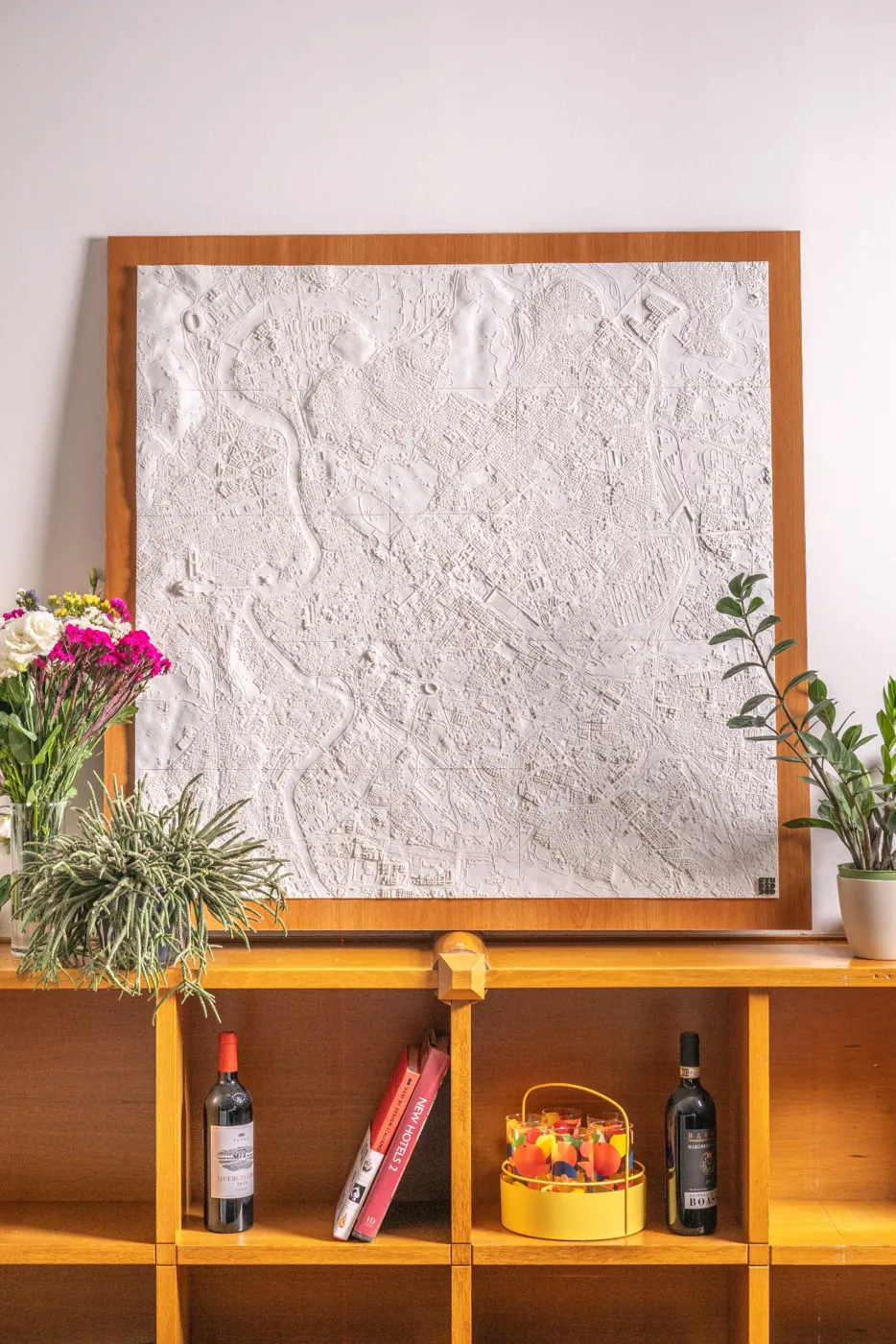 Mappa in rilievo su mobile in legno