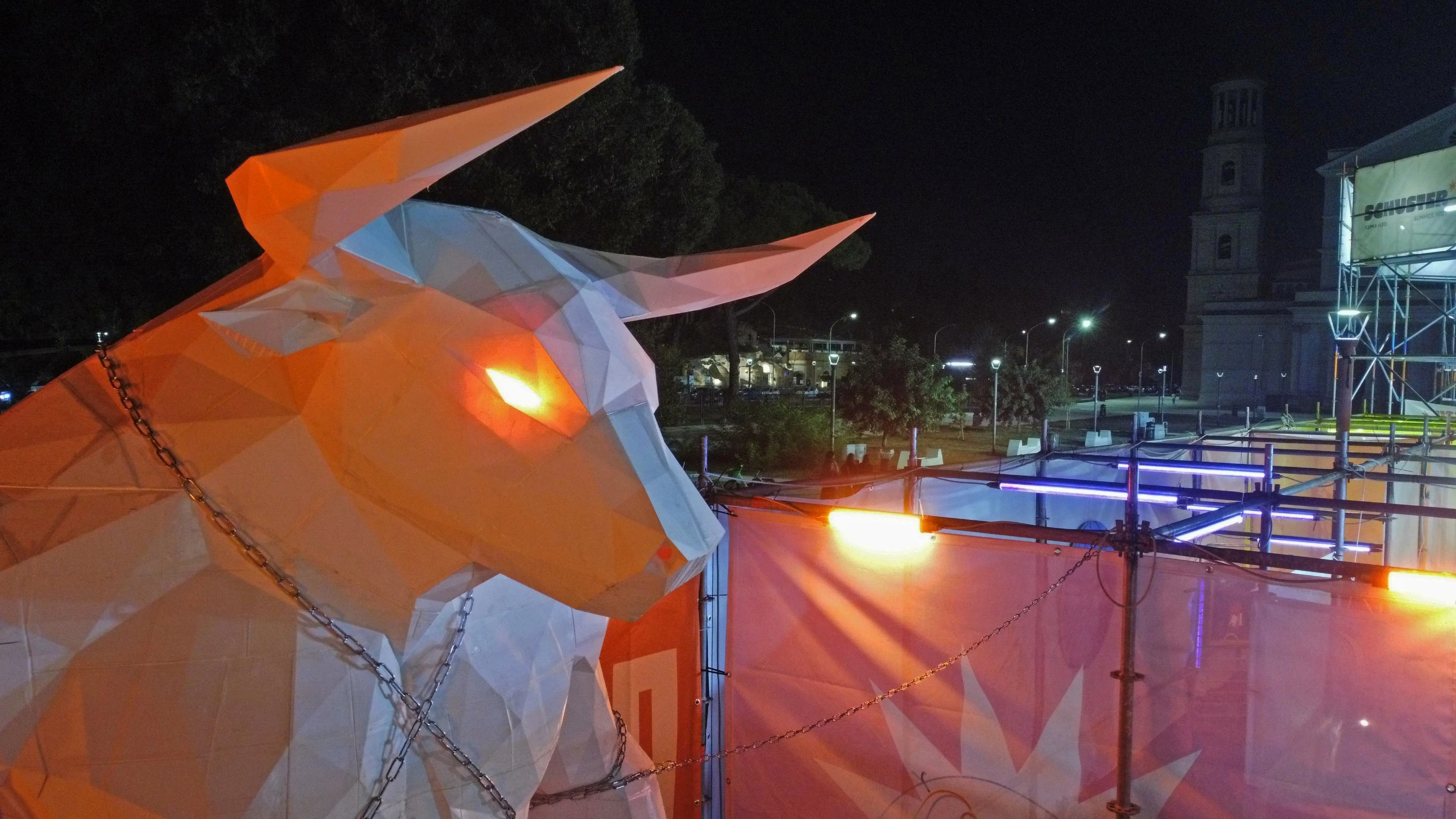 Il Minotauro low poly di STUDIO38D illuminato di notte a Parco Schuster