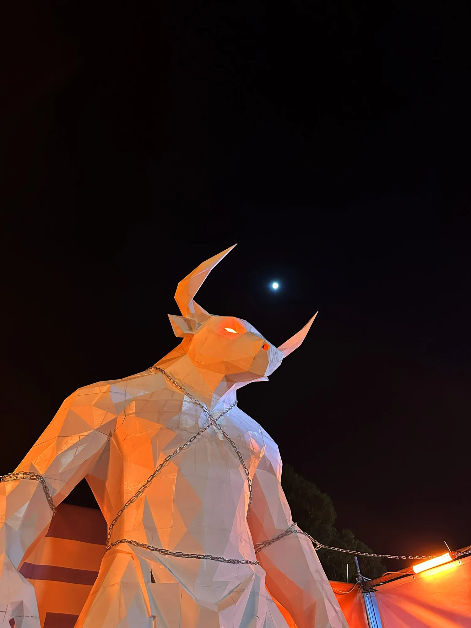 Il Minotauro di notte con la luna tra le corna