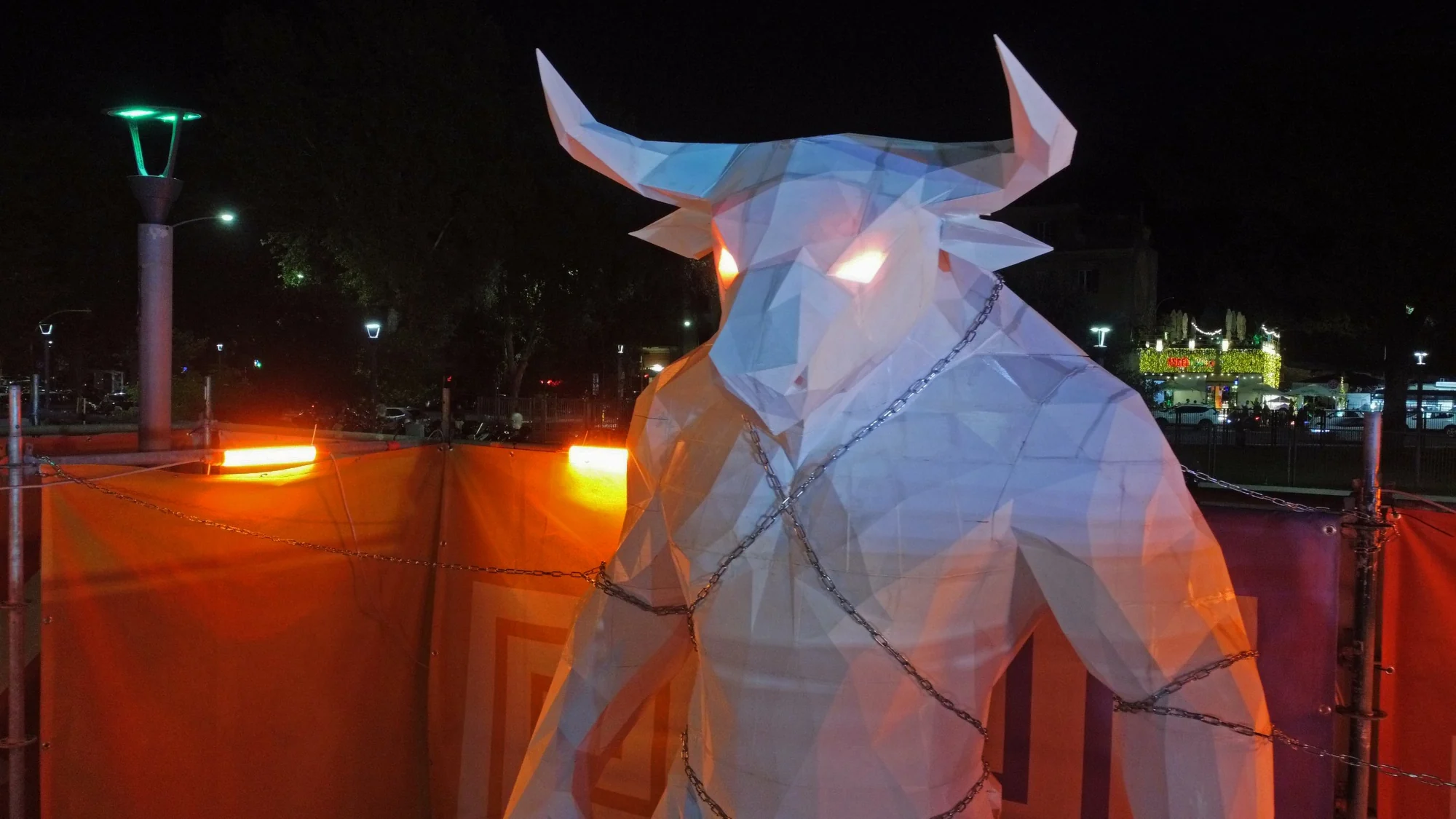 Il Minotauro di notte con gli occhi illuminati