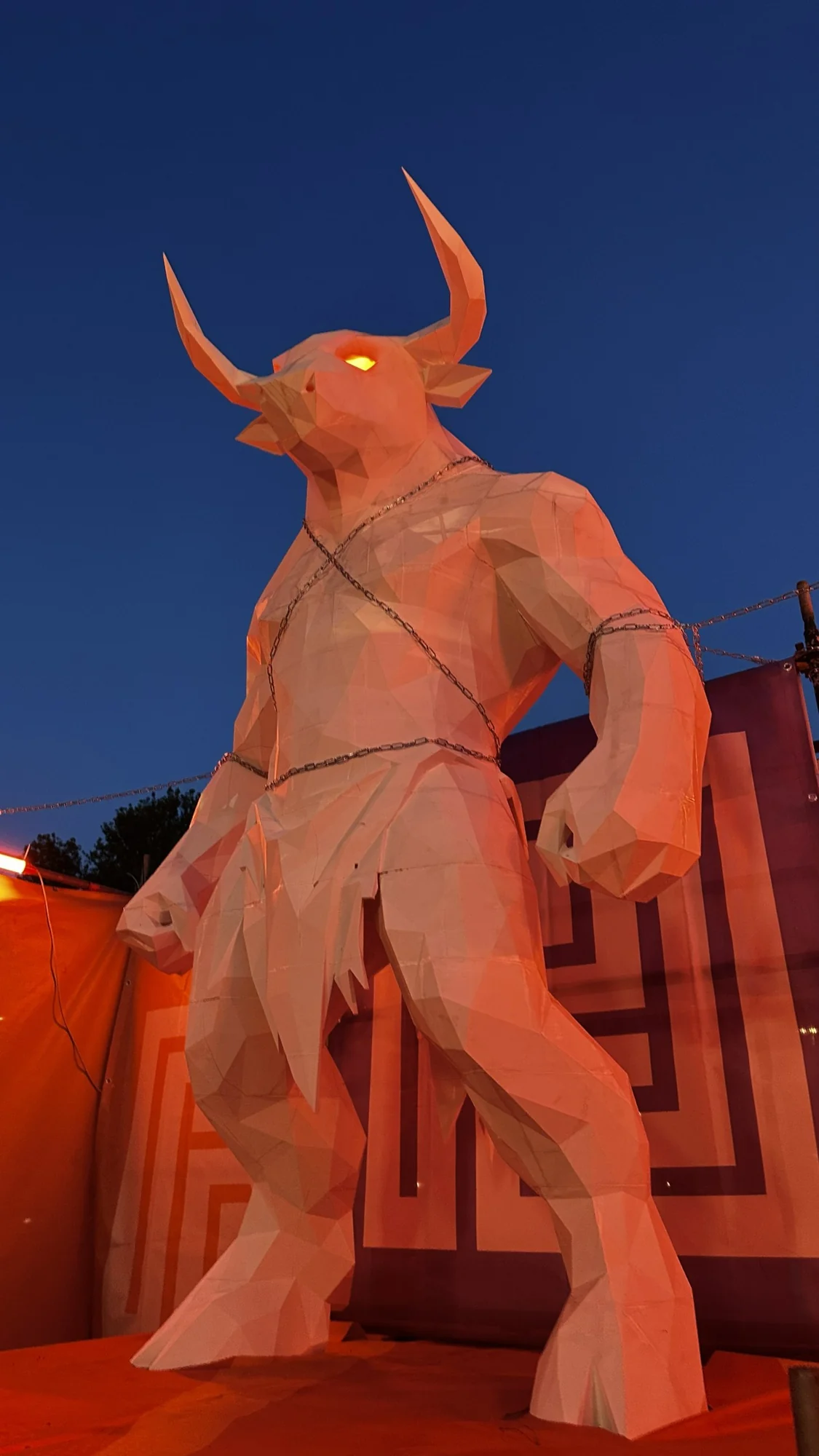 Il Minotauro al tramonto, illuminato di arancio