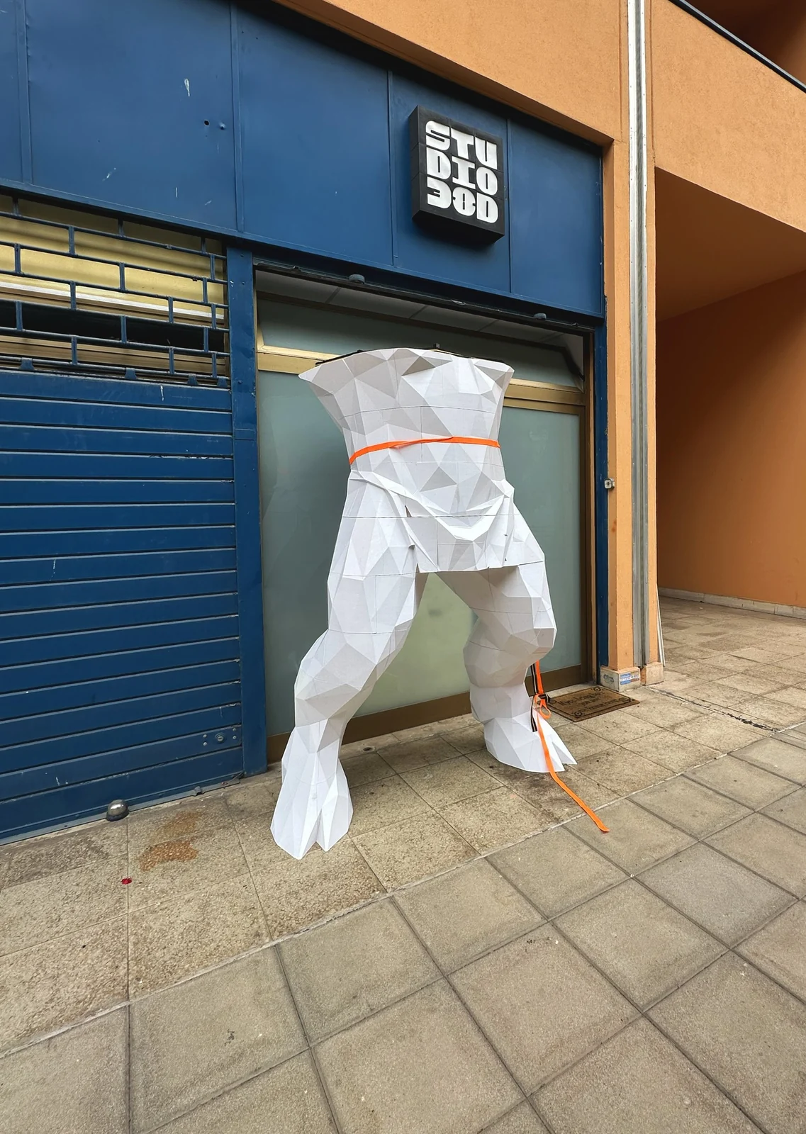 Gambe e bacino del Minotauro preassemblati davanti allo studio