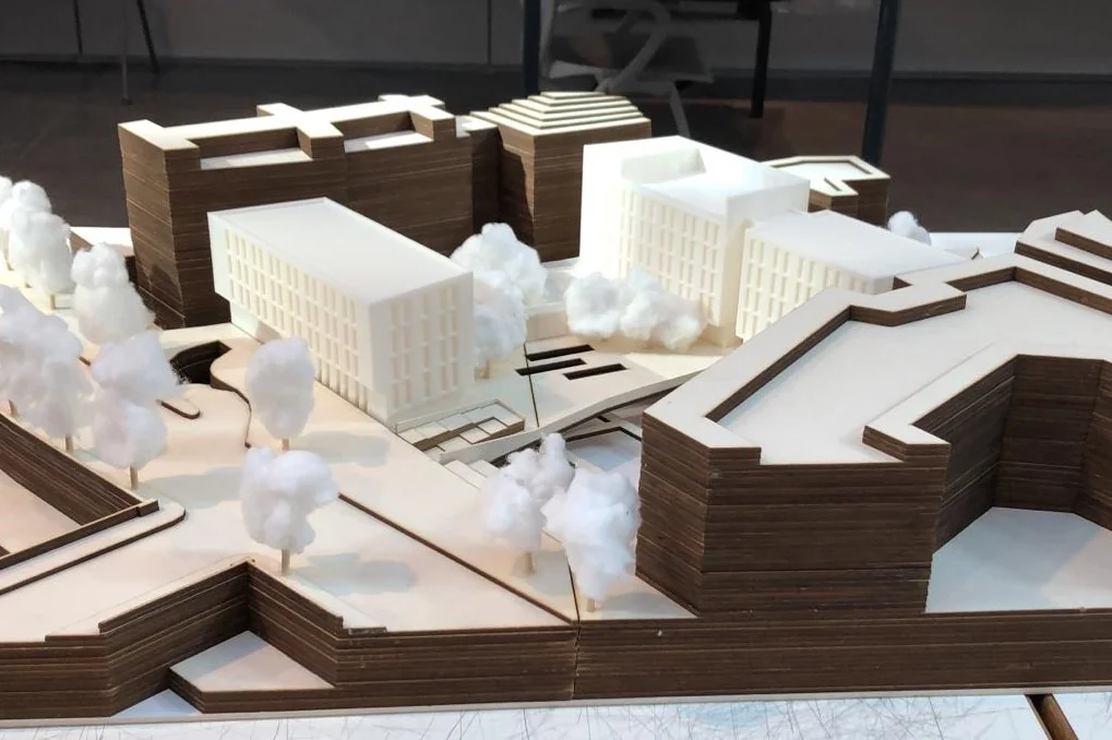 Plastico urbano con edifici bianchi stampati in 3D e basamento in legno stratificato